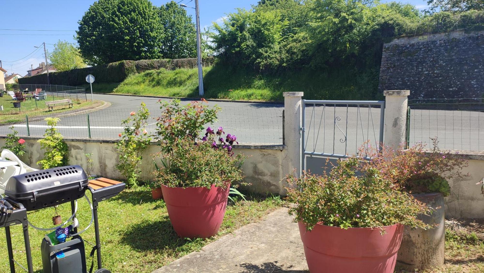 Maison Plain Pied, 2 Chambres, Longere Typique , Fraiche, Dans Bourg Avec Tous Commerces Luçay-le-Mâle Bagian luar foto